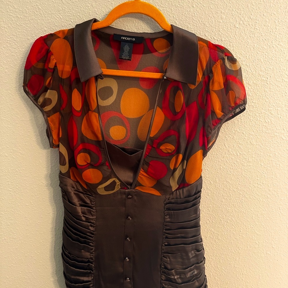 Arden B Silk Blouse in multi colored circle design. Ruffled sleeves size Small.